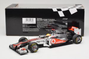 McLaren MP4-26 Mercedes #3 L. Hamilton Vodafone McLaren F1 2011 Minichamps 1:18 530111803 Metal - imagem 6 de 7