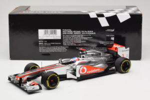 McLaren MP4-27 Mercedes #3 J. Button Vodafone McLaren Showcar F1 2012 Minichamps 1:18 530121873 Metal - imagem 6 de 7