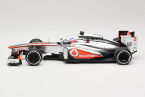 McLaren MP4-28 Mercedes #5 J. Button Vodafone McLaren F1 2013 Minichamps 1:18 530131805 Metal - imagem 3 de 7
