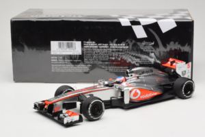 McLaren MP4-28 Mercedes #5 J. Button Vodafone McLaren F1 2013 Minichamps 1:18 530131805 Metal - imagem 6 de 7