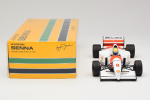 McLaren MP4/8 Ford #8 A. Senna Marlboro McLaren 1993 Minichamps 1:18 540931808 Metal - imagem 6 de 7
