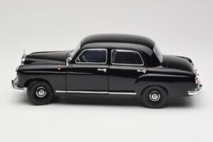 Mercedes 180 W120 Ponton Preto Revell 1:18 08973 Metal - imagem 4 de 8