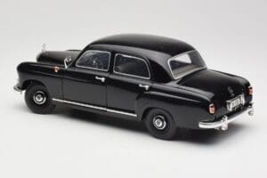 Mercedes 180 W120 Ponton Preto Revell 1:18 08973 Metal - imagem 7 de 8