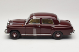 Mercedes 180 Ponton Vermelho Escuro Revell 1:18 08876 Metal - imagem 3 de 6