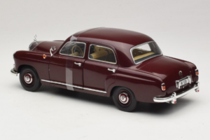 Mercedes 180 Ponton Vermelho Escuro Revell 1:18 08876 Metal - imagem 5 de 6