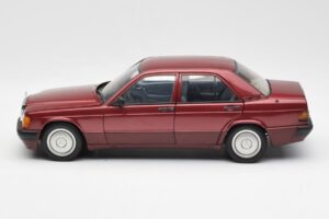 Mercedes 190E W201 2.0 Vermelho Dealer Edition AUTOart 1:18 B66040383 Metal - imagem 4 de 8