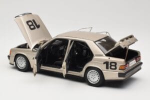Mercedes 190E 2.3-16 W201 #1 N. Lauda Race of Champions Nurburgring 1984 AUTOart 1:18 88431 Metal - imagem 5 de 8