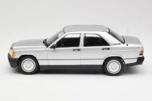 Mercedes 190E W201 Prata Minichamps 1:18 155037004 Metal - imagem 3 de 6