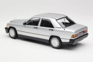 Mercedes 190E W201 Prata Minichamps 1:18 155037004 Metal - imagem 5 de 6