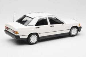 Mercedes 190E W201 Branco Minichamps 1:18 155037002 Metal - imagem 2 de 6