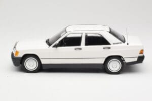 Mercedes 190E W201 Branco Minichamps 1:18 155037002 Metal - imagem 3 de 6