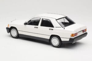 Mercedes 190E W201 Branco Minichamps 1:18 155037002 Metal - imagem 5 de 6
