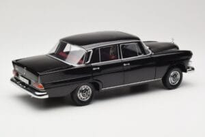 Mercedes 200 W110 Preto Norev 1:18 183574 Metal - imagem 3 de 8