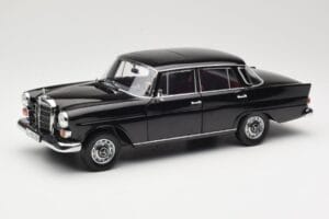 Mercedes 200 W110 Preto Norev 1:18 183574 Metal