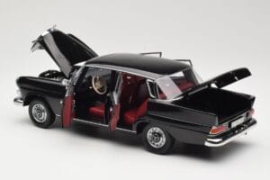 Mercedes 200 W110 Preto Norev 1:18 183574 Metal - imagem 5 de 8