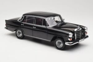 Mercedes 200 W110 Preto Norev 1:18 183574 Metal - imagem 6 de 8