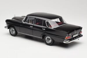 Mercedes 200 W110 Preto Norev 1:18 183574 Metal - imagem 7 de 8