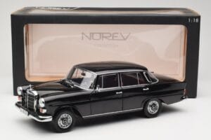 Mercedes 200 W110 Preto Norev 1:18 183574 Metal - imagem 8 de 8