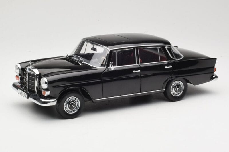 Mercedes 200 W110 Preto Norev 1:18 183574 Metal