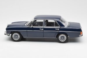 Mercedes 200 W114 Midnight Azul Edição Dealer Norev 1:18 B66040694 Metal - imagem 4 de 8