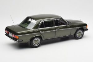 Mercedes 200 W123 Cypress Verde Metálico Edição Dealer Norev 1:18 B66040654 Metal - imagem 3 de 8