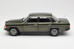 Mercedes 200 W123 Cypress Verde Metálico Edição Dealer Norev 1:18 B66040654 Metal - imagem 4 de 8