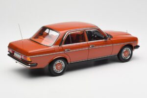 Mercedes 200 W123 English Vermelho Edição Dealer Norev 1:18 B66040653 Metal - imagem 3 de 8