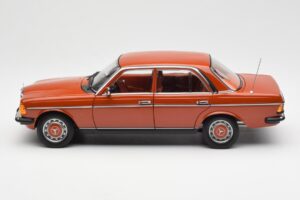 Mercedes 200 W123 English Vermelho Edição Dealer Norev 1:18 B66040653 Metal - imagem 4 de 8