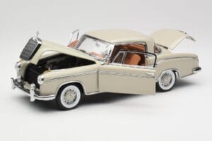 Mercedes 220 SE W128 Coupe Cinzento Claro Sun Star 1:18 3568 Metal - imagem 2 de 8
