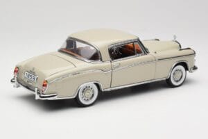 Mercedes 220 SE W128 Coupe Cinzento Claro Sun Star 1:18 3568 Metal - imagem 3 de 8