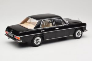 Mercedes 220D W115 Preto MCG 1:18 MCG18117 Metal - imagem 2 de 6