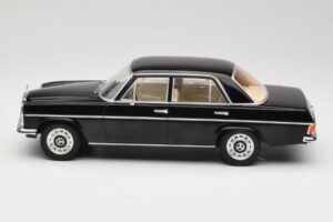 Mercedes 220D W115 Preto MCG 1:18 MCG18117 Metal - imagem 3 de 6