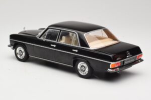 Mercedes 220D W115 Preto MCG 1:18 MCG18117 Metal - imagem 5 de 6