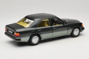 Mercedes 230E W124 Night Green Metallic Norev 1:18 183952 Metal - imagem 3 de 8