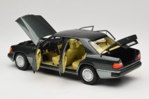 Mercedes 230E W124 Night Green Metallic Norev 1:18 183952 Metal - imagem 5 de 8