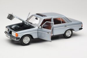 Mercedes 230E W123 Prateado & Azul Claro Revell 1:18 08407 Metal - imagem 2 de 8