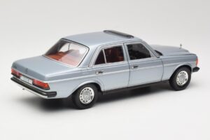 Mercedes 230E W123 Prateado & Azul Claro Revell 1:18 08407 Metal - imagem 3 de 8