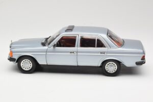 Mercedes 230E W123 Prateado & Azul Claro Revell 1:18 08407 Metal - imagem 4 de 8