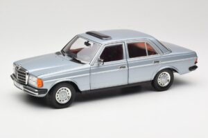 Mercedes 230E W123 Prateado & Azul Claro Revell 1:18 08407 Metal