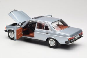 Mercedes 230E W123 Prateado & Azul Claro Revell 1:18 08407 Metal - imagem 5 de 8