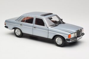 Mercedes 230E W123 Prateado & Azul Claro Revell 1:18 08407 Metal - imagem 6 de 8