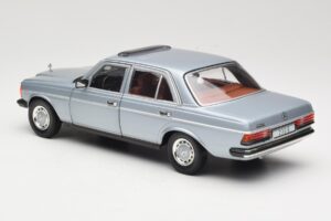 Mercedes 230E W123 Prateado & Azul Claro Revell 1:18 08407 Metal - imagem 7 de 8