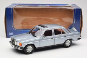 Mercedes 230E W123 Prateado & Azul Claro Revell 1:18 08407 Metal - imagem 8 de 8