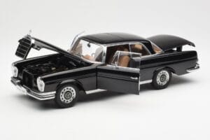 Mercedes 280 SE W111 Coupe Preto AUTOart 1:18 76286 Metal - imagem 2 de 8