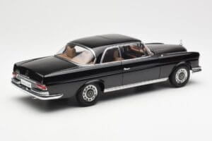 Mercedes 280 SE W111 Coupe Preto AUTOart 1:18 76286 Metal - imagem 3 de 8