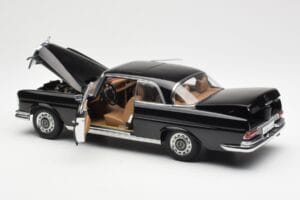 Mercedes 280 SE W111 Coupe Preto AUTOart 1:18 76286 Metal - imagem 5 de 8