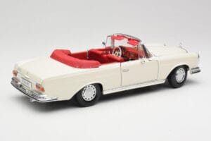 Mercedes 280SE W108 Ivory Branco Maisto 1:18 50223 Metal - imagem 3 de 8