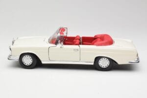 Mercedes 280SE W108 Ivory Branco Maisto 1:18 50223 Metal - imagem 4 de 8