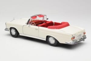 Mercedes 280SE W108 Ivory Branco Maisto 1:18 50223 Metal - imagem 7 de 8