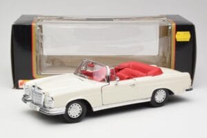 Mercedes 280SE W108 Ivory Branco Maisto 1:18 50223 Metal - imagem 8 de 8